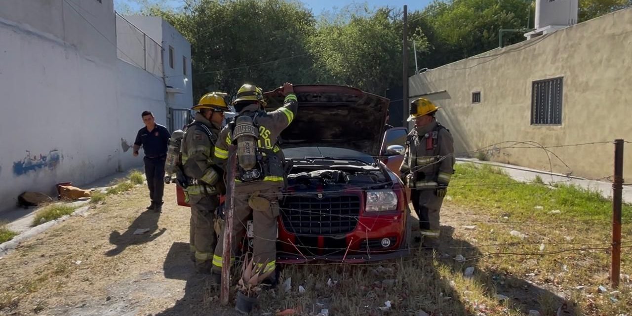 Incendio en vehículo moviliza a bomberos en colonia Brisas