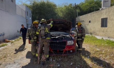 Incendio en vehículo moviliza a bomberos en colonia Brisas