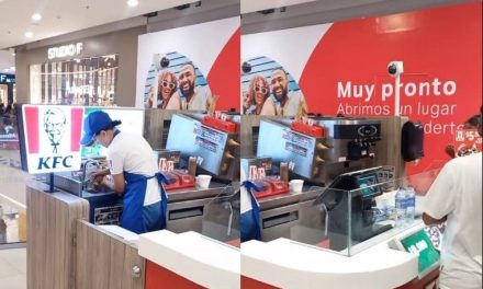 Empleada ‘se vuelve pulpo’ al atender sola una sucursal de KFC y desata indignación