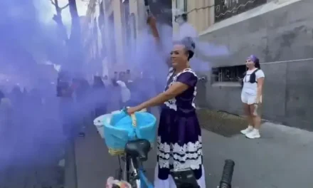 ‘Esas morras, sí me representan’, dice ‘Lady Tacos de Canasta’ durante la marcha del 8M
