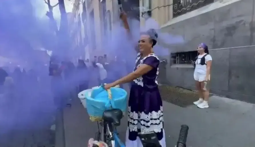 ‘Esas morras, sí me representan’, dice ‘Lady Tacos de Canasta’ durante la marcha del 8M