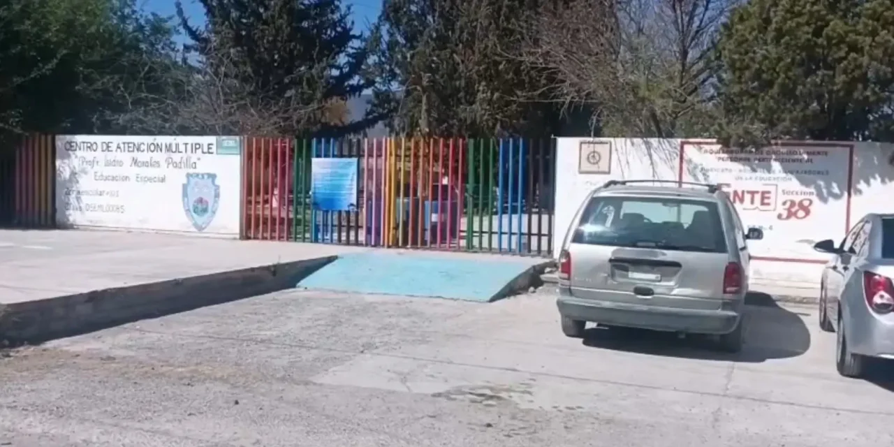 Padres de familia toman instalaciones de escuela de educación especial en Parras