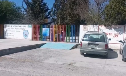 Padres de familia toman instalaciones de escuela de educación especial en Parras