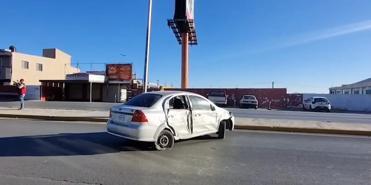 Encandila el sol a conductora y choca contra un domicilio en Saltillo