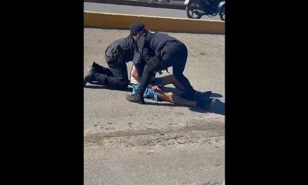 ‘Me estás arrimando las chi… y se me…’; detenido se vuelve viral por su sorpresiva queja durante arresto