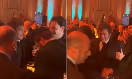 Captan al presidente de Argentina, Javier Milei, bailando canciones hebreas junto a grupo de judíos (video)