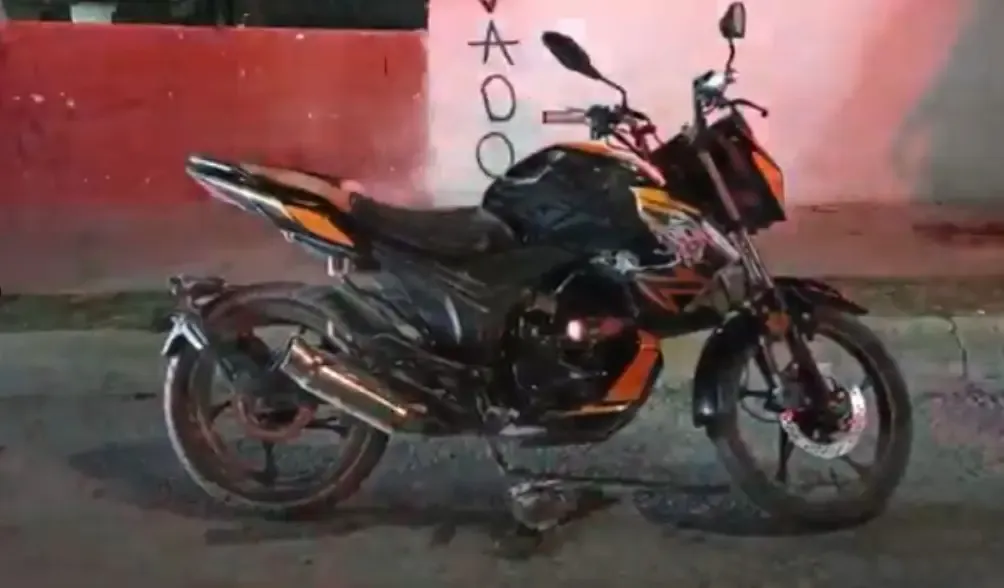 Saltillo: Motociclista sufre varias fracturas, derrapó luego de que le chocaran