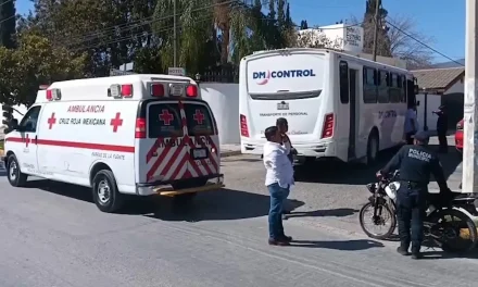 Motociclista se estrella contra transporte de personal en Parras