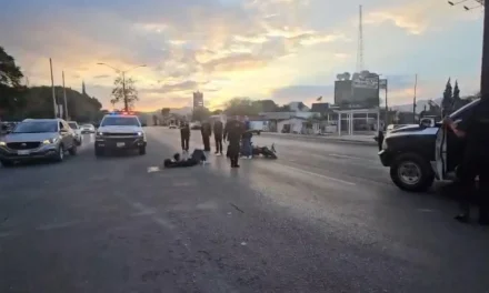 Motociclista resulta lesionado tras choque con automóvil