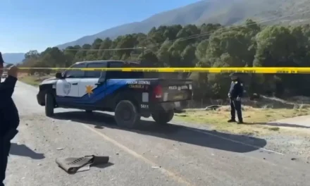 Muere hombre tras volcadura en carretera a Los Lirios en Arteaga