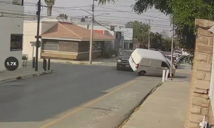 Omite señal de alto y provoca volcadura en la colonia República