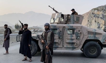 Pakistán pausa su ofensiva en Afganistán tras mediación árabe y tragedia en Kabul