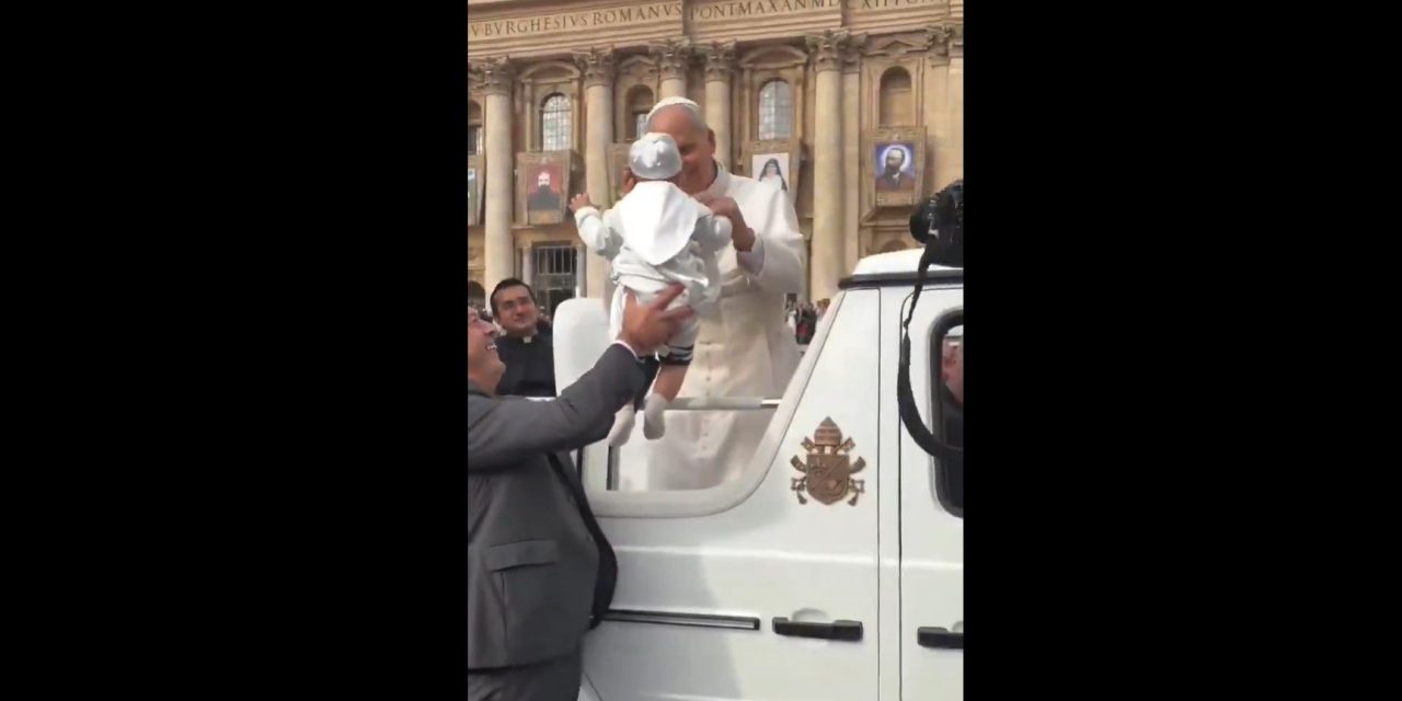 Papa León XIV frena desfile para bendecir a un niño