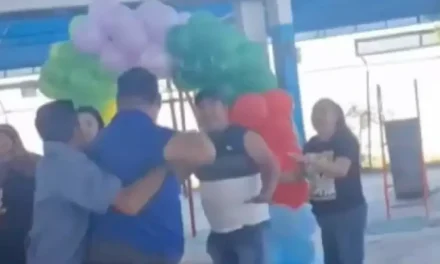 Video: Festival de la Primavera se convierte en batalla campal en jardín de niños en Nuevo León