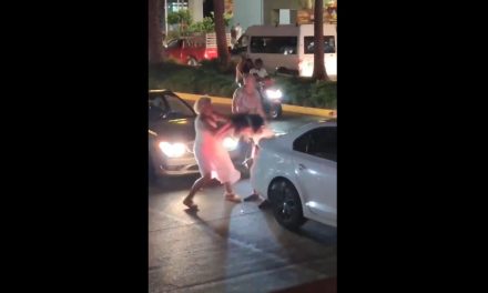 Jóvenes se quieren ‘pasar de vivos’ con pareja de la tercera edad en Acapulco y terminan siendo humillados (video)