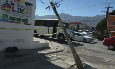 Saltillo: Poste a punto de caer en Otilio González