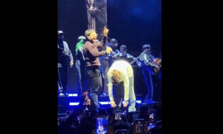¿Qué le pasa a Peso Pluma? Sorprende su extraño comportamiento en un concierto