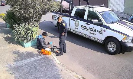 Video: Policías golpean y roban a jardinero en la vía pública en Coyoacán