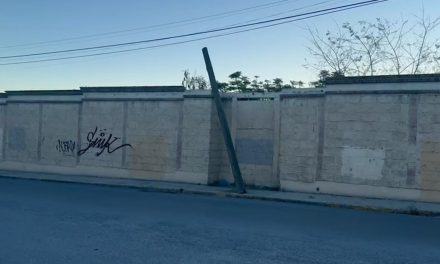 Poste pone en peligro a peatones en Saltillo