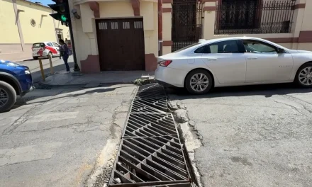 Rejilla dañada afecta a automovilistas en el cruce de las calles Allende y Ramos Arizpe en el centro