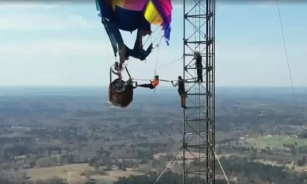 Video: Rescatan a dos personas que estaban atrapadas a 280 metros de altura en un globo aerostático en Texas
