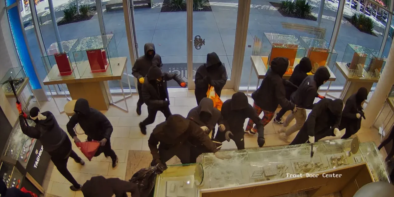 Video: Revela video de millonario robo a joyería en California