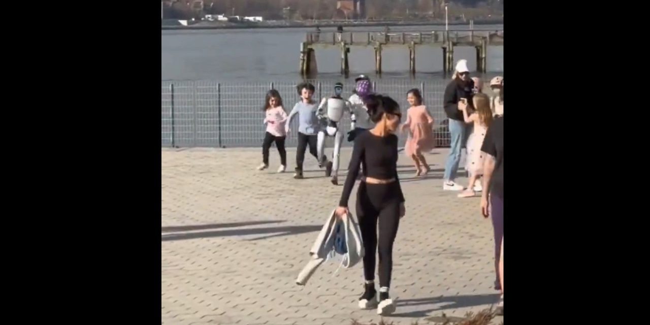 Robot humanoide sorprende al correr junto a niños en las calles de Nueva York (video)