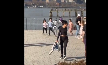 Robot humanoide sorprende al correr junto a niños en las calles de Nueva York (video)