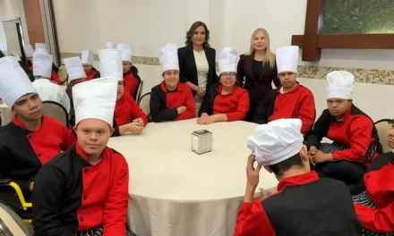Se gradúan jóvenes del CAM de curso de cocina internacional