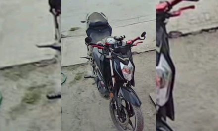 Delincuentes se llevan motocicleta a plena luz del día en Parras