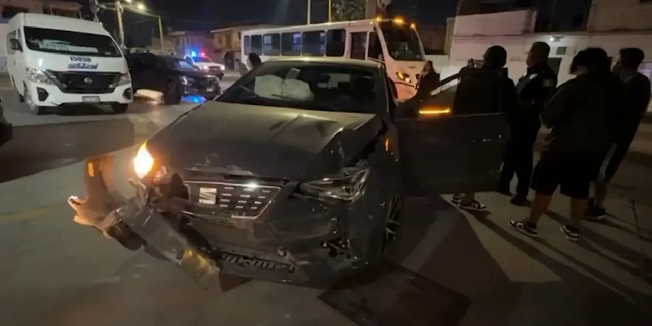 Se pasa el rojo y choca contra autobús en Saltillo