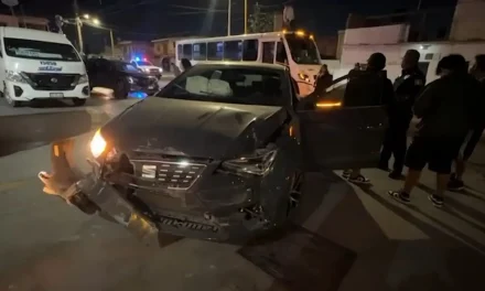 Se pasa el rojo y choca contra autobús en Saltillo