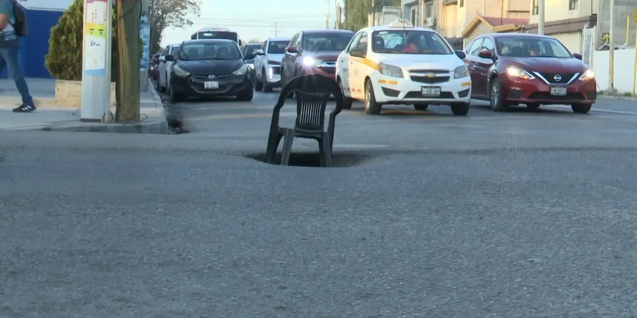 Socavón daña al menos 10 vehículos en Saltillo