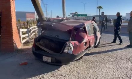 Joven sufre aparatosa volcadura en V. Carranza