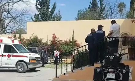 Trabajador se desploma desde el techo de un restaurante en Parras de la Fuente