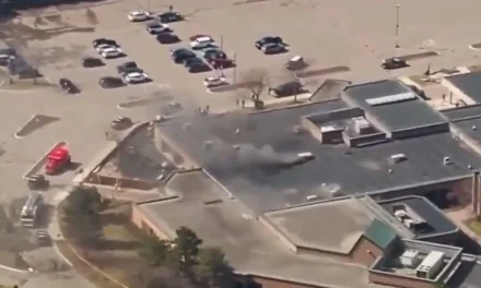 Abaten a atacante tras embestir y abrir fuego contra una sinagoga en Michigan