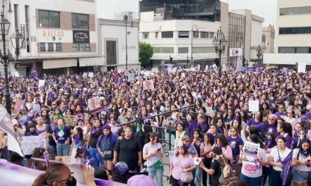 Toman mujeres las calles de Saltillo