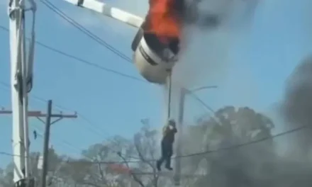 Trabajador vive una pesadilla al quedar atrapado en una canastilla en llamas durante accidente en Estados Unidos