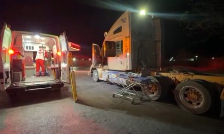 Trabajador queda prensado en tráiler en Saltillo y rechaza traslado pese a lesiones