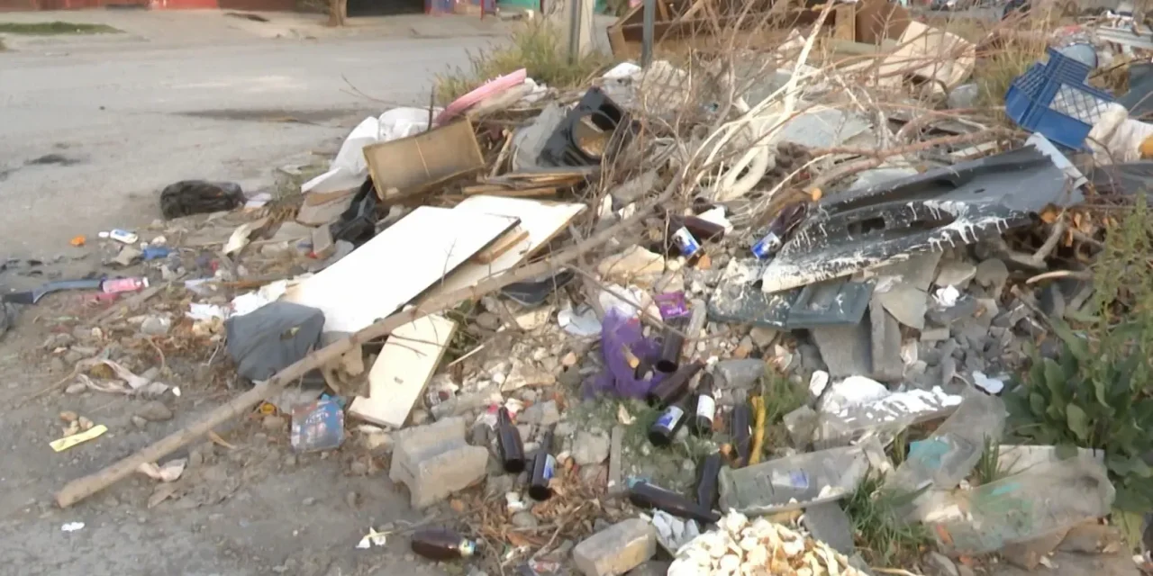 Usan terreno baldío como basurero en Saltillo