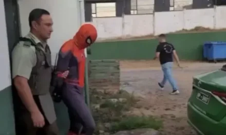 Detienen en Chile a prófugo disfrazado de ‘Hombre Araña’ durante patrullaje