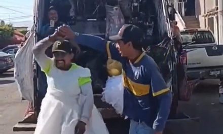 Trabajadores de la basura encuentran vestido de XV años y bailan el vals (video)