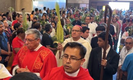 Participan fieles en celebración del Domingo de Ramos en Saltillo