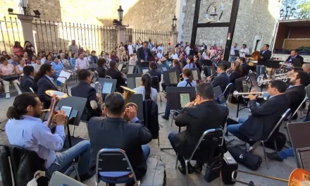 Viven familias saltillenses tarde musical con la Banda de Música del Estado