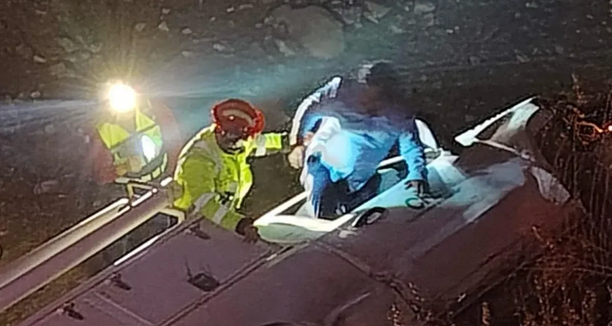 Vuelca camioneta de CFE tras dormitar conductor en Ramos Arizpe