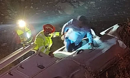 Vuelca camioneta de CFE tras dormitar conductor en Ramos Arizpe
