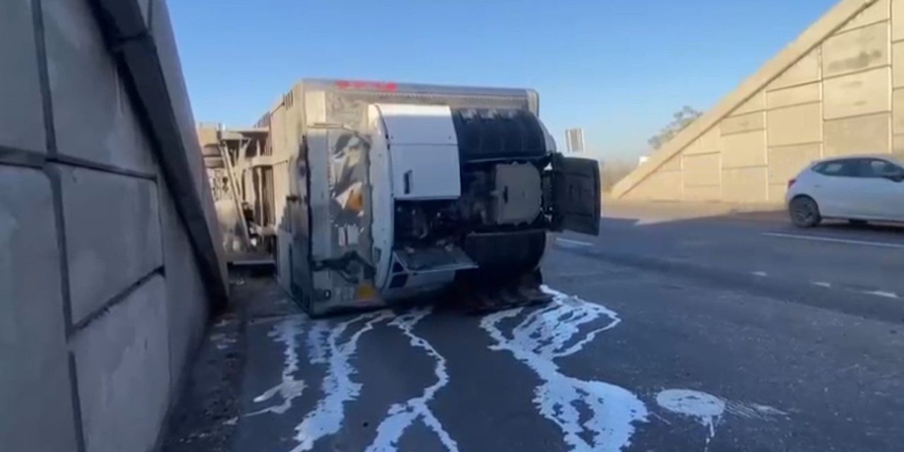 Volcadura de tráiler desata caos vial y provoca segundo accidente en la Saltillo-Monterrey