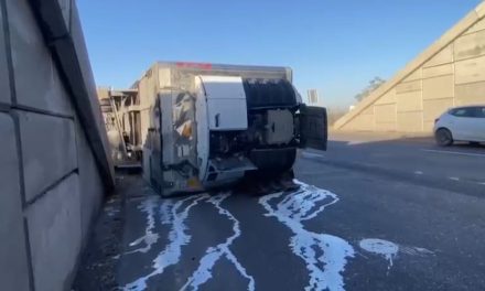 Volcadura de tráiler desata caos vial y provoca segundo accidente en la Saltillo-Monterrey