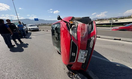Saltillo: Vuelca automóvil tras pasar sobre cajas de plástico en Nazario Ortiz