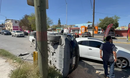 Falla mecánica provoca carambola y volcadura en pleno centro de Saltillo